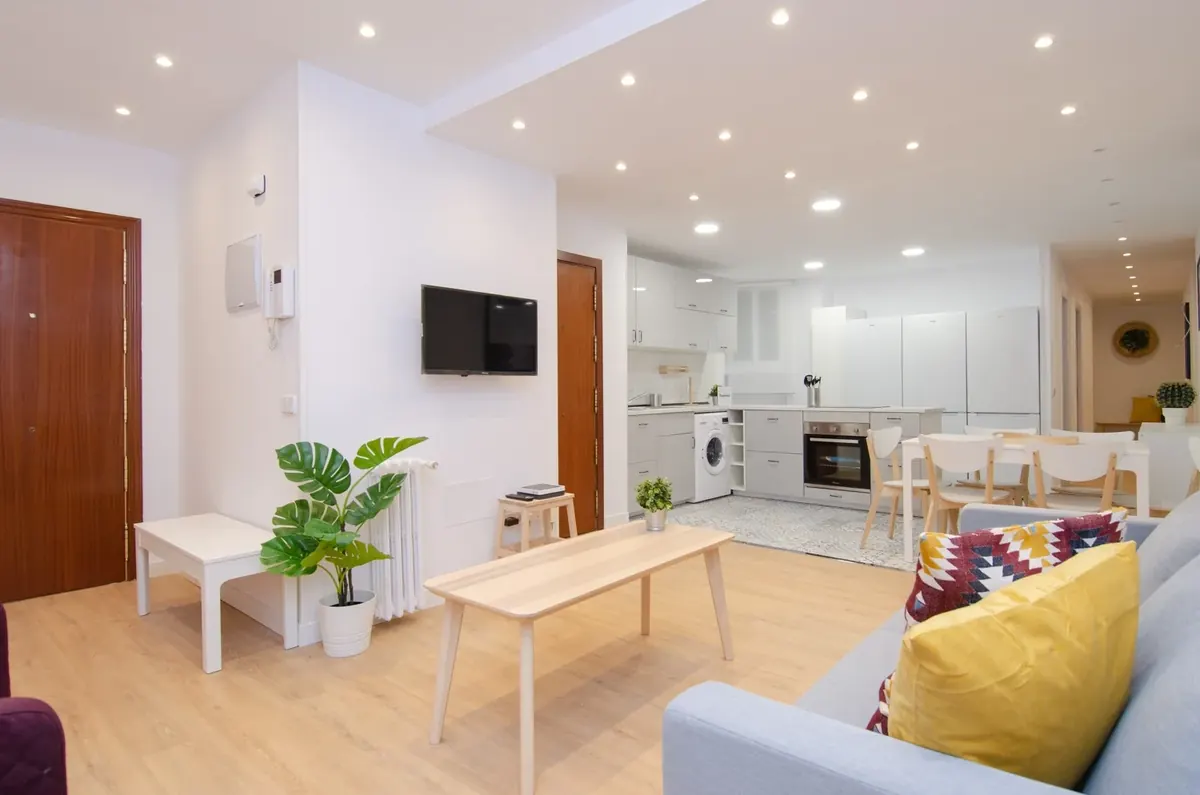 Salón y cocina de un piso gestionado por On Houses en Madrid, alquilado por habitaciones