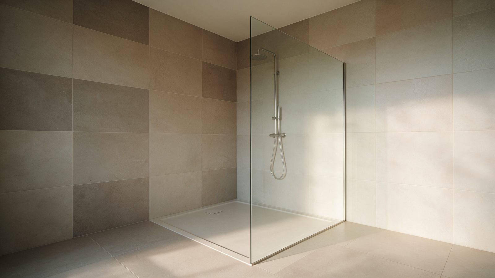 Baño con plato de ducha de obra, mampara de cristal y azulejo porcelánico hasta el techo