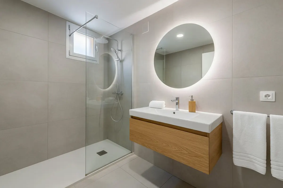 Baño reformado por On Houses con ducha de obra