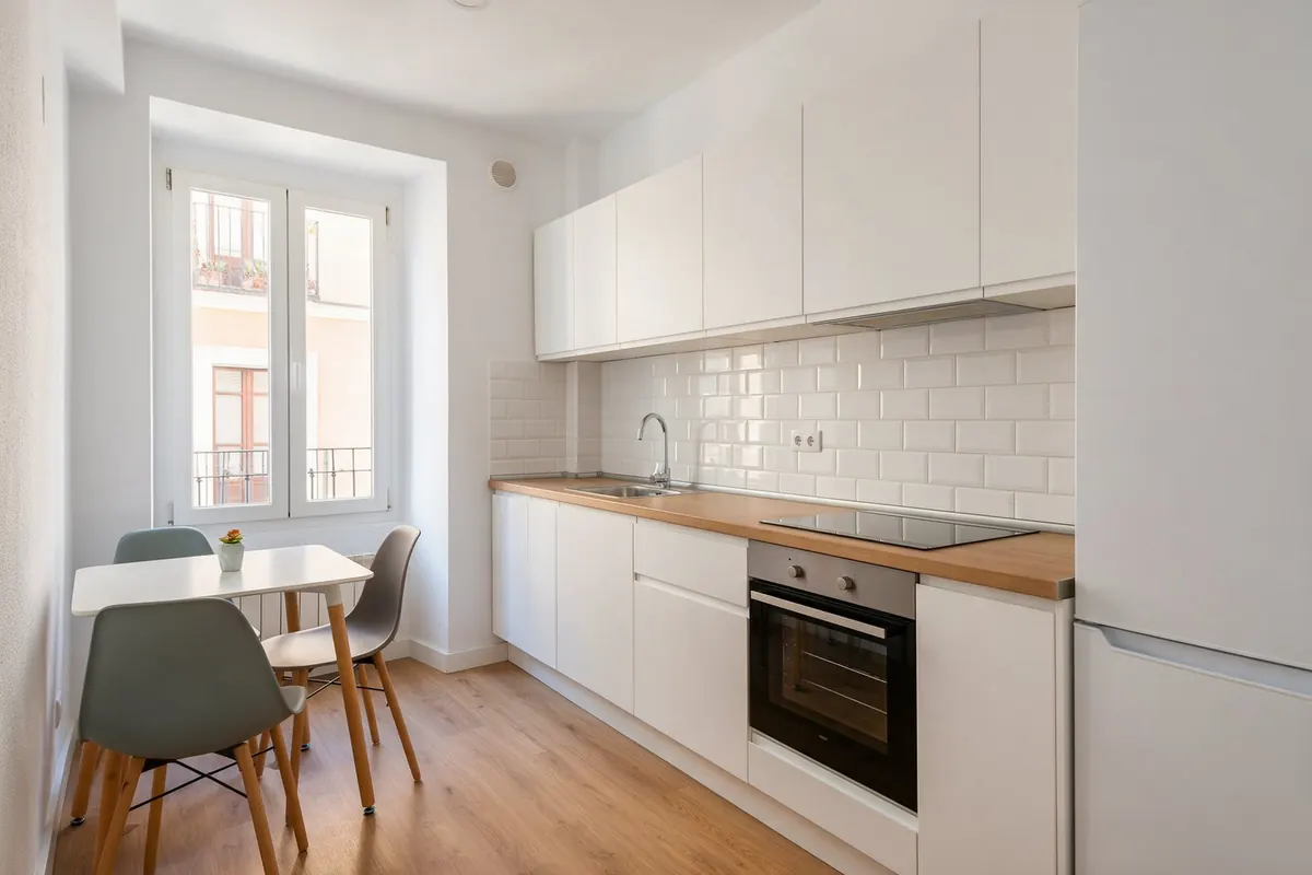 Cocina compartida reformada por On Houses