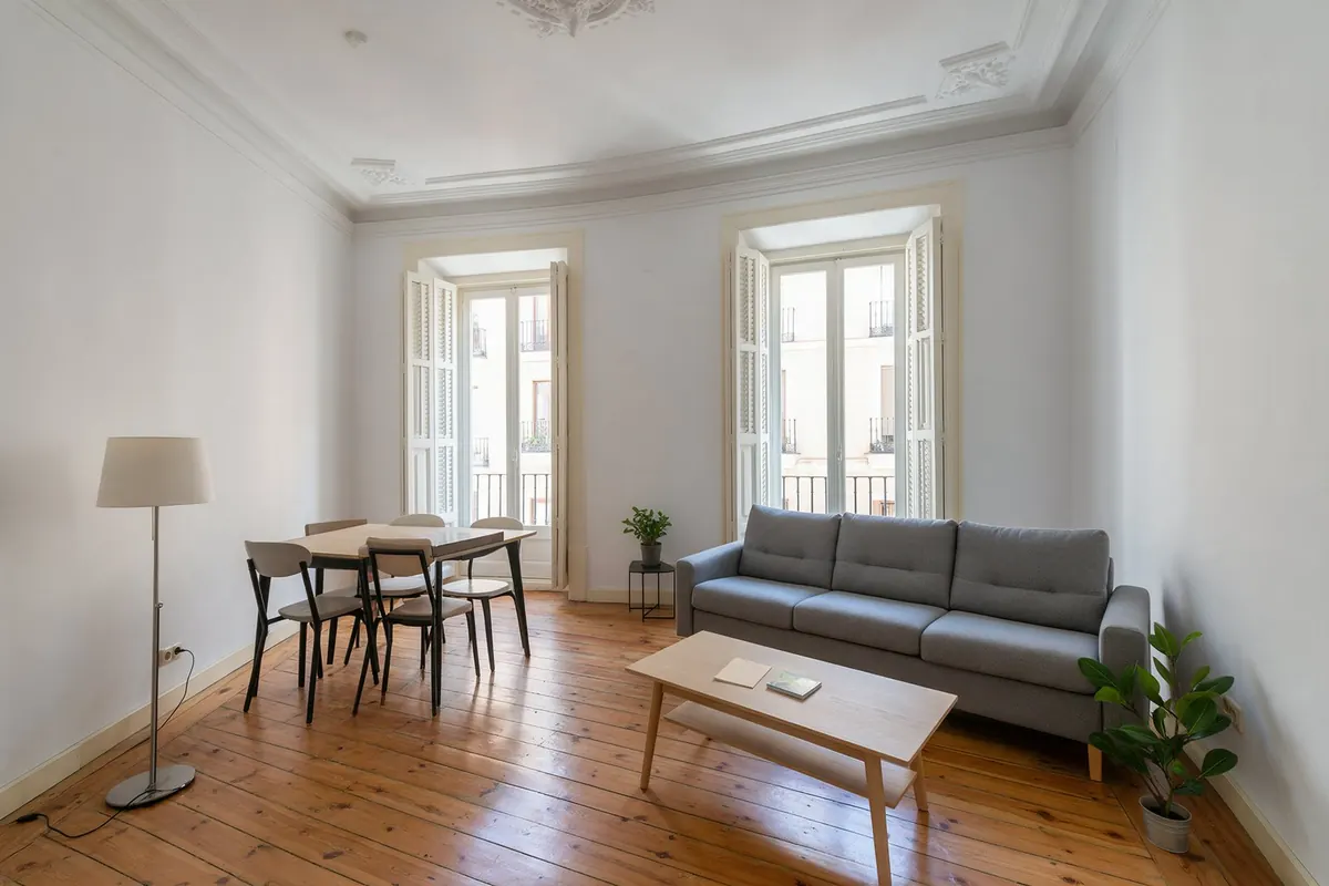Salón compartido reformado por On Houses en un piso clásico de Madrid